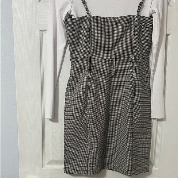 Elegant Gray Checkered Long Sleeve Dress - Picture 3 of 3